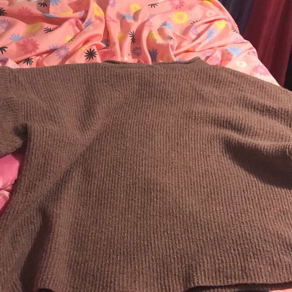 I am selling my purple shirt which is a size medium dark purple only been worn - Picture 2 of 2